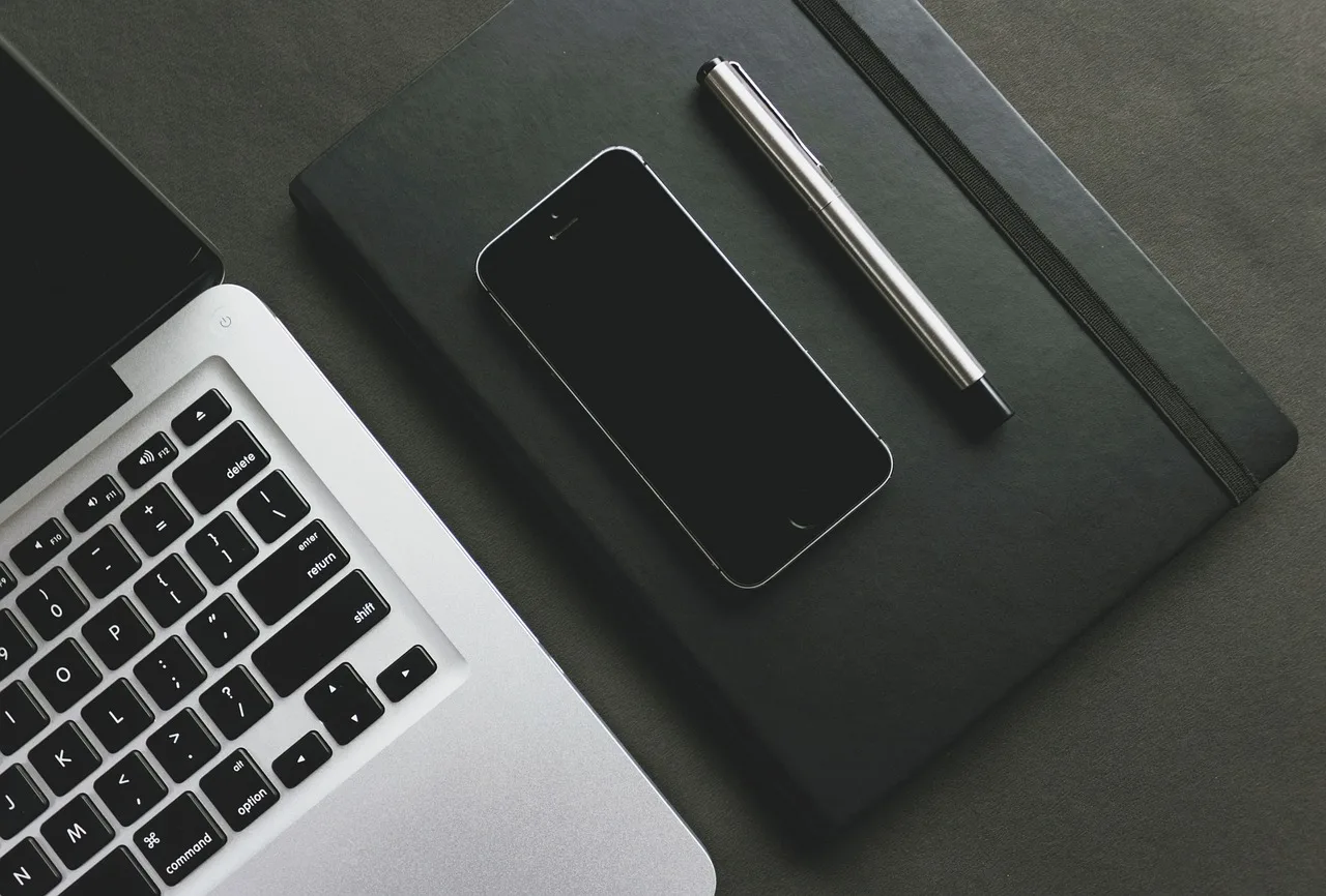 Discover the key differences between Hootsuite and Sprout Social, and choose the top social media management tool for your strategy.