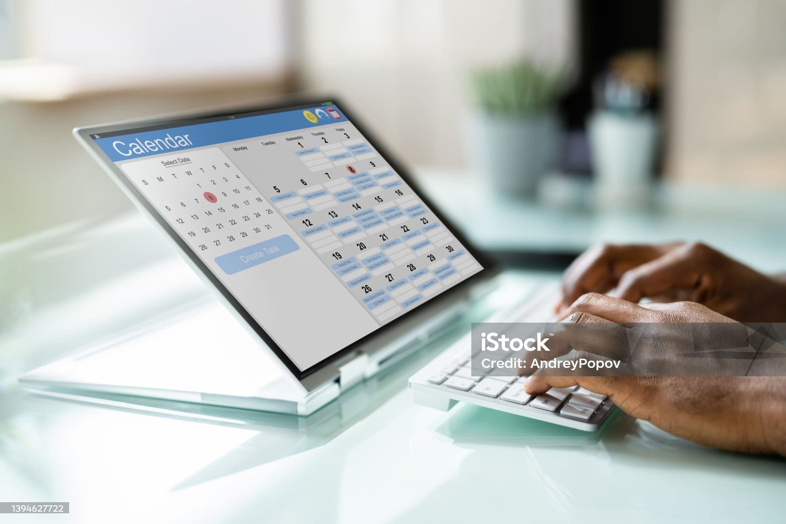 Compare Emma and MoonMail: In-depth analysis on functionalities and benefits to help you select the best email marketing tool