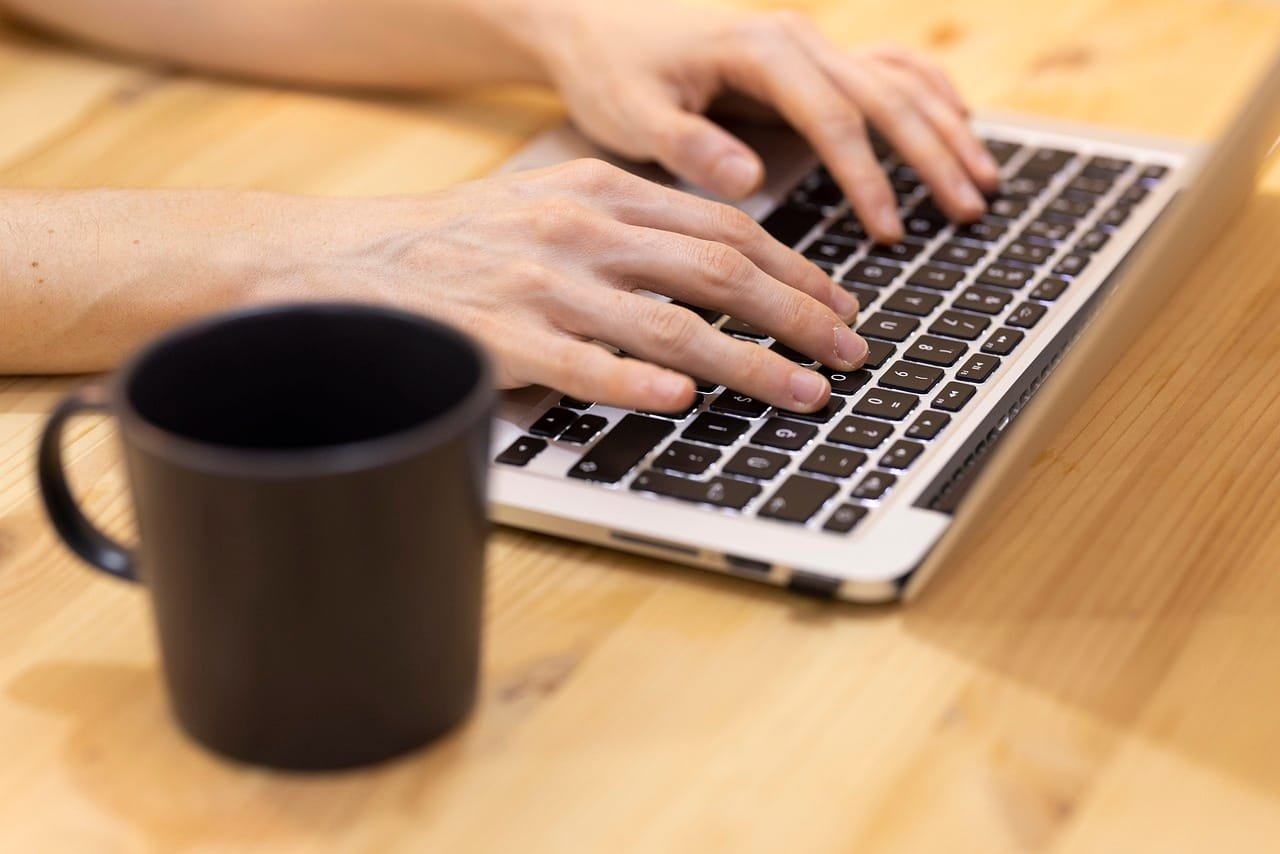Zoho Analytics or HubSpot? Our guide helps you choose the best marketing analytics tool for your campaign's success.