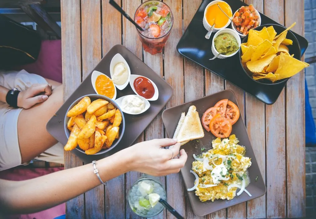 In a world where social media platforms are like bustling food markets, influencers are the vendors who know how to attract a crowd. They’ve mastered the art of engaging storytelling, high-quality content creation, and have cultivated a loyal following that trusts their recommendations. When a food influencer shares a post about a mouth-watering dish or a refreshing drink, it isn’t just a casual mention—it’s a taste test experienced vicariously by thousands, sometimes millions, of followers.