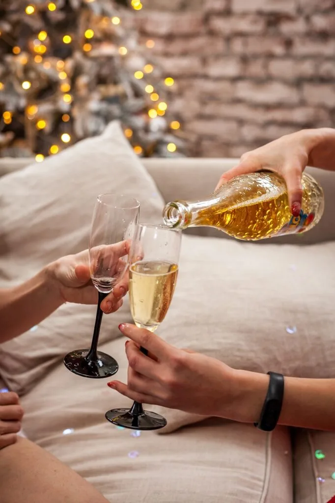 In the ballet of beverage packaging, functionality and aesthetics are partners, moving in harmony. A package is not just admired for its visual appeal but appreciated for its functionality—how effortlessly it pours, how securely it seals, and how comfortably it fits in the hand.
