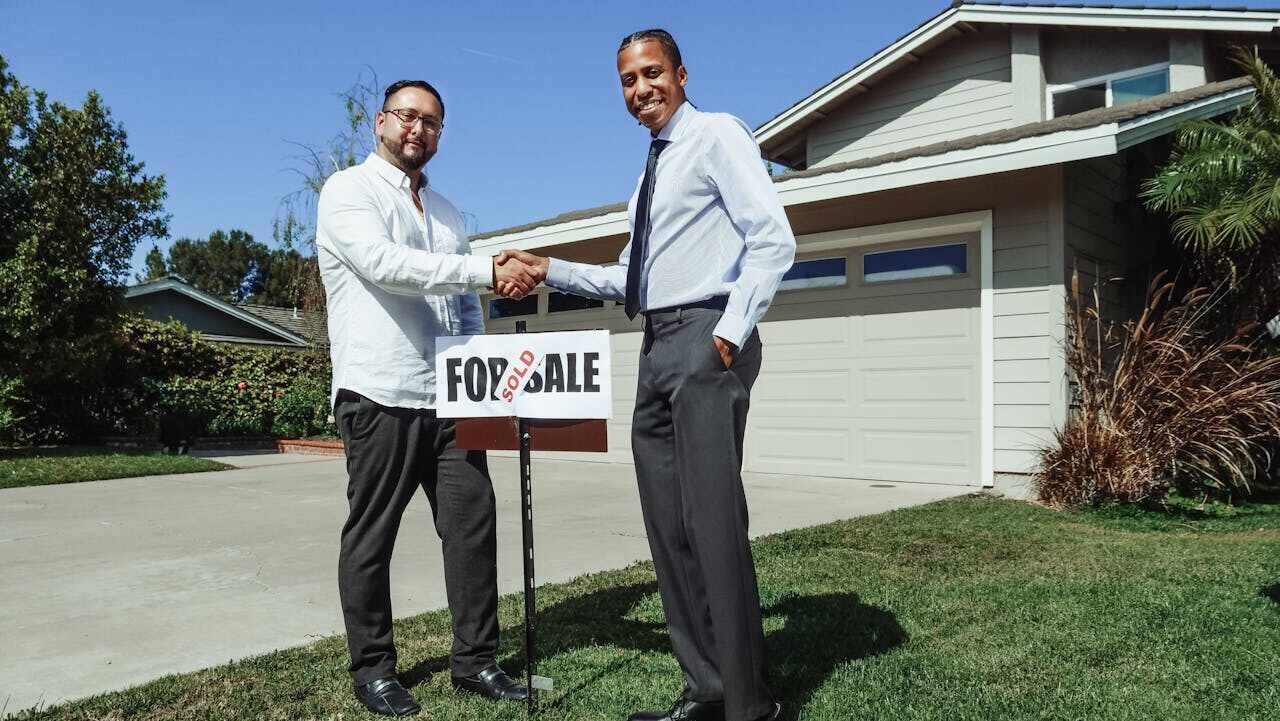 Discover how new realtors can market themselves successfully. Get tips on personal branding, networking, and using digital marketing tools.