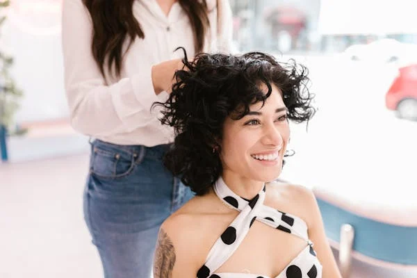 Collaborating with influencers and local businesses can significantly expand your salon's reach and attract new clients. These partnerships can bring fresh content, introduce your salon to new audiences, and create a buzz around your brand. Here’s how you can strategically and effectively collaborate with influencers and local businesses to enhance your social media presence.