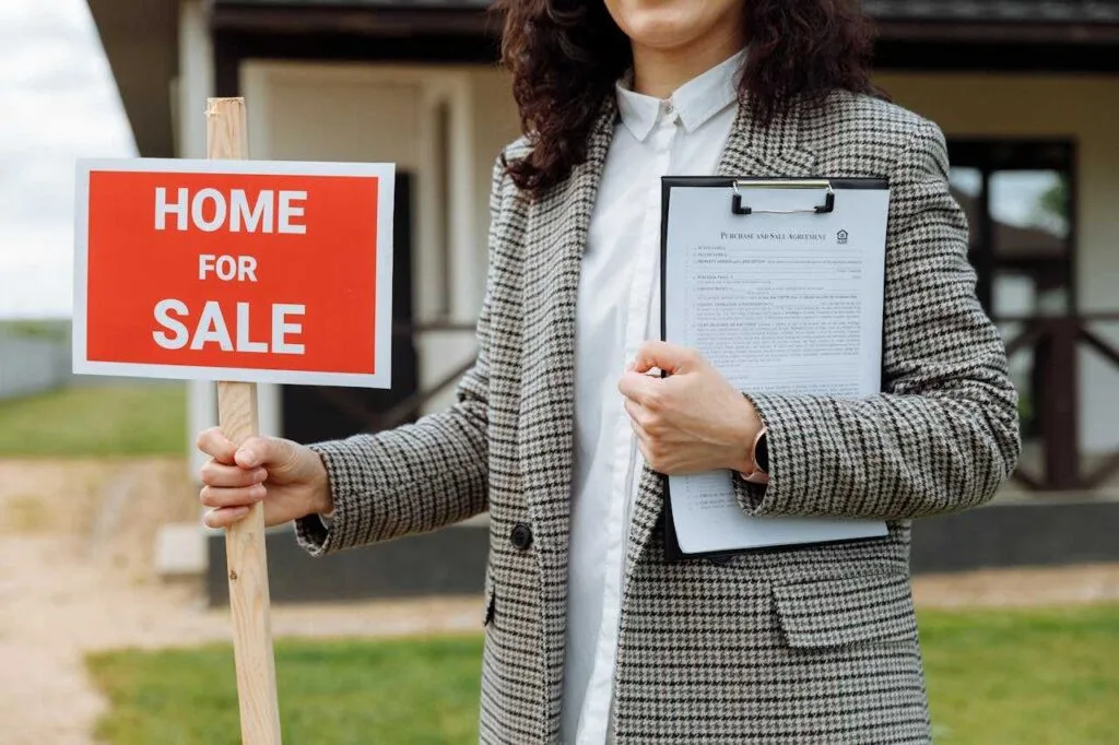 Real estate agents, learn how to market yourselves effectively with proven strategies to build your brand, attract clients, and close more deals.
