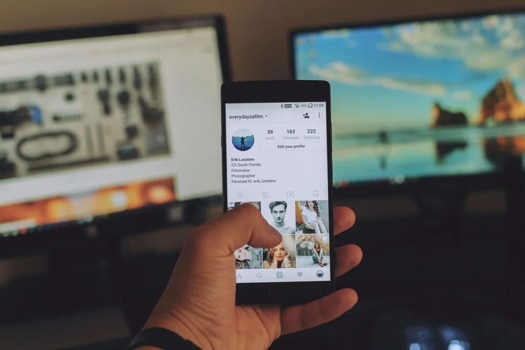 Uncover key statistics on social media usage for 2024. Understand how much time we spend online and leverage this data for effective marketing.