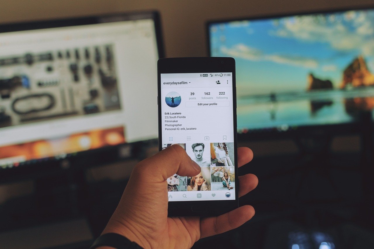 Uncover key statistics on social media usage for 2024. Understand how much time we spend online and leverage this data for effective marketing.