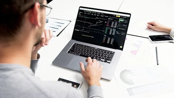 AI doesn't just optimize internal operations; it also plays a significant role in enhancing customer experience. By leveraging AI, logistics companies can provide better service, improve communication, and ensure higher customer satisfaction.