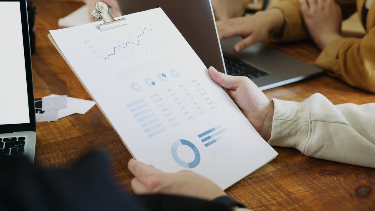 Accelerate slow sales cycles to boost ROI. Discover solutions for reducing delays and improving conversion times in digital marketing