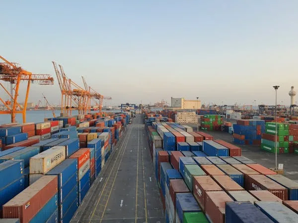 Explore the latest global supply chain trends with real data insights. Discover key shifts, emerging risks, and performance benchmarks shaping logistics in 2025.