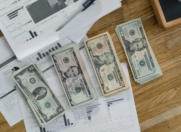 Compare crowdfunding and VC funding success rates with compelling stats. Find out which model suits your startup and maximizes your chances of success.