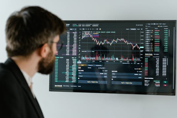 But when both teams align on who the customer is, what problem they’re solving, and how the product delivers value, revenue jumps. In fact, 65% of startups that beat their revenue goals report strong GTM alignment between these two functions.
