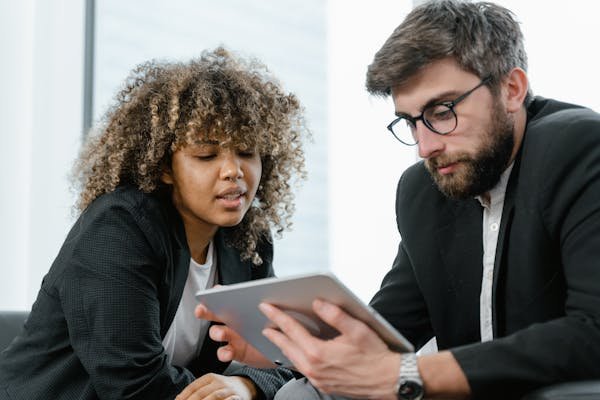 Remote work offers Argentine professionals the chance to tap into international job markets, especially in tech, marketing, and finance sectors where demand is high.
