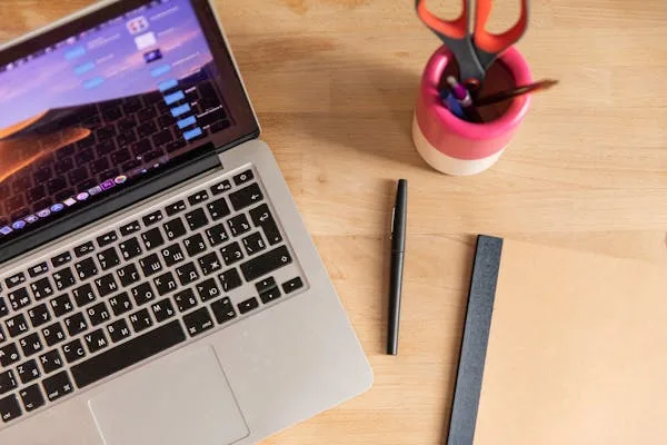 The projected growth to over $2.5 billion in ad revenue this year shows advertisers are investing in this space at scale. And that’s not just for the big names. Micro and mid-level shows are increasingly securing sponsorships through dynamic ad insertion and programmatic marketplaces.