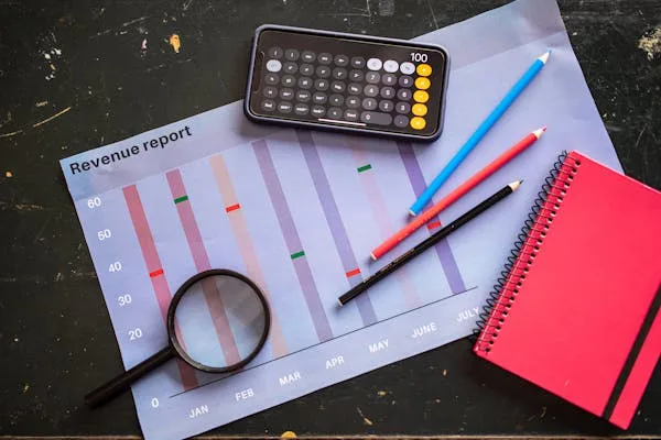 Compare startup survival rates between funded and bootstrapped ventures. Dive into the data to see which lasts longer.