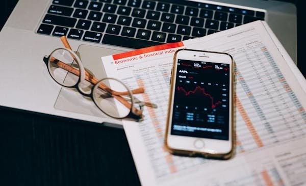 Some brands offer flash discounts on low-turning SKUs. Others increase prices slightly for bundles during peak hours. Free shipping thresholds also vary dynamically, nudging people toward larger orders.