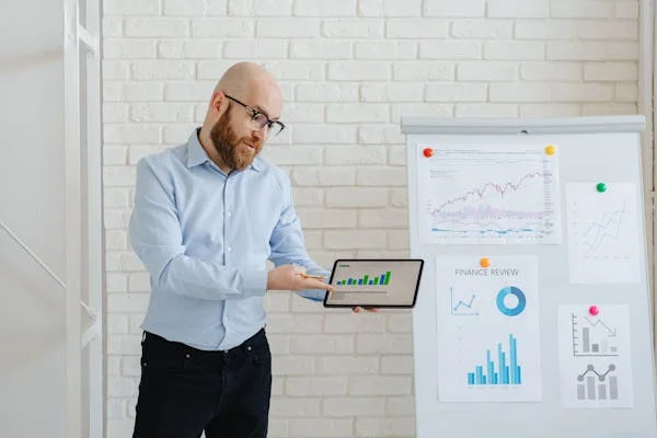 Discover how GTM performance varies by team size. Data-driven insights comparing solo founders and growth-stage teams in GTM execution and success benchmarks.