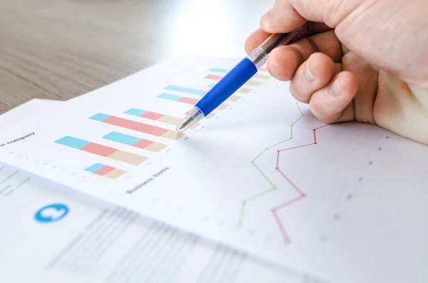 Traditional IPOs, while slightly smaller in median size, are more predictable. The money raised is typically what lands on the balance sheet, minus underwriting fees. There’s less drama, fewer surprises, and better transparency.