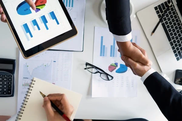 Ask: “What did you learn last month?” “What did you apply?” “Where did you struggle?” Review one deal. Give one piece of advice. Keep it focused and forward-looking. These meetings aren’t performance reviews—they’re performance boosters.