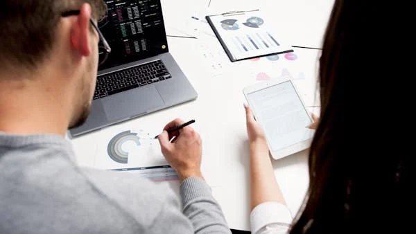 When a mid-sized customer hits 200 employees, send them a guide:
“Here’s how other teams like yours scale with us.”