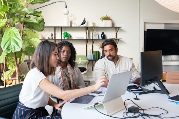 Highlight time savings.
Show metrics like “You checked off 17 tasks last week” or “Your meeting prep took 40% less time.” Prove utility with data.