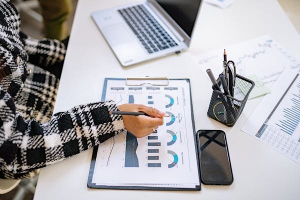 It’s not a full-day course. It’s short bursts—10 to 20 minutes. One topic. One goal. Delivered at just the right time. Think “how to handle your first cold call” or “what to say when a buyer asks for a discount.” These snippets build confidence quickly.