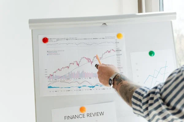 Customers who love your product not only stick around — they spend more and refer others. That’s why SaaS companies with NPS over 50 often have twice the LTV of companies with NPS under 30.